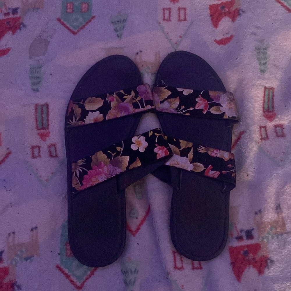 Size 6 1/2 Flower Sandals by Rouge 🌸.